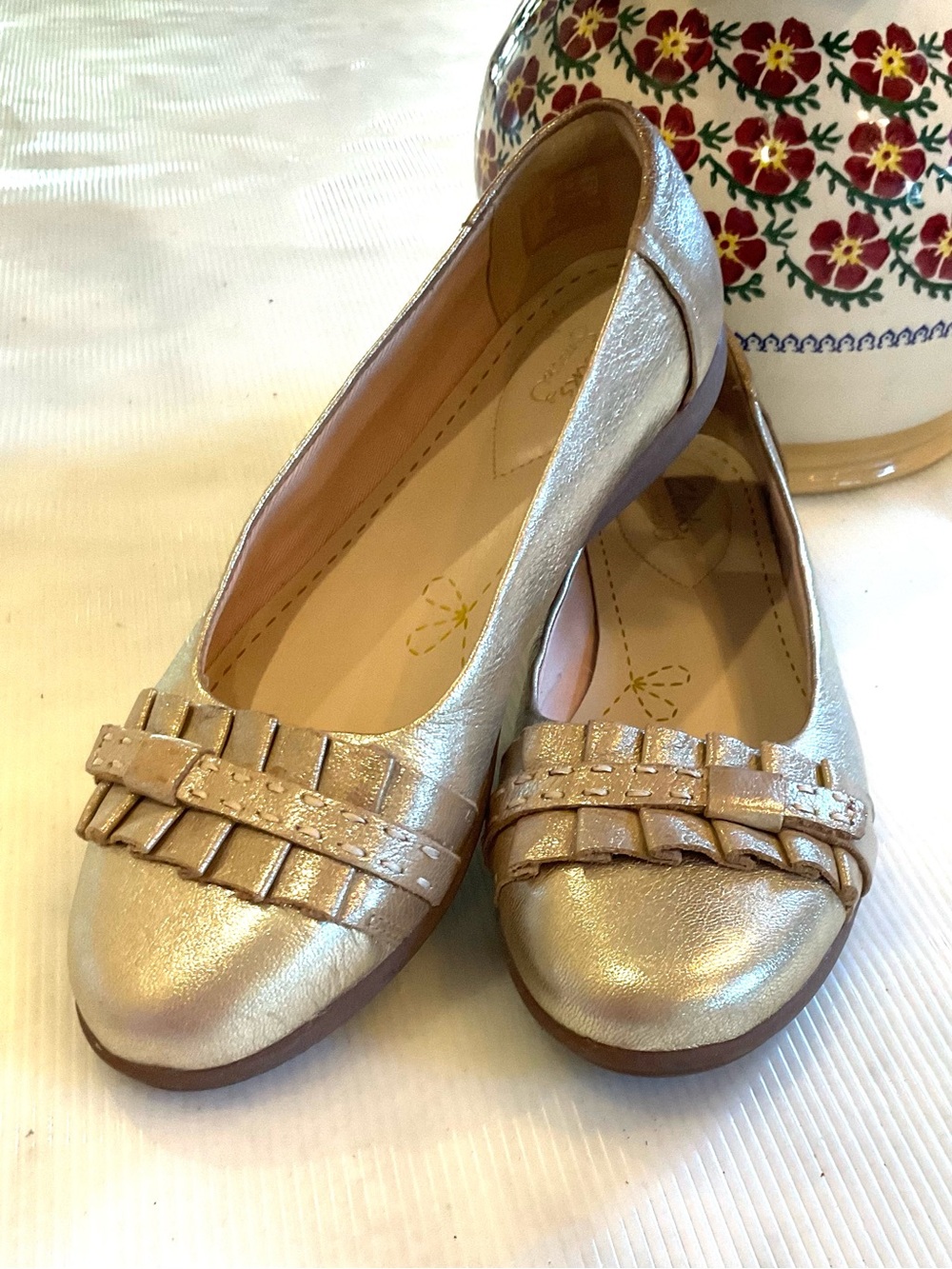 CLARK’S COMFORT METALLIC FLATS WITH PLEATED TRIM 9 Med.